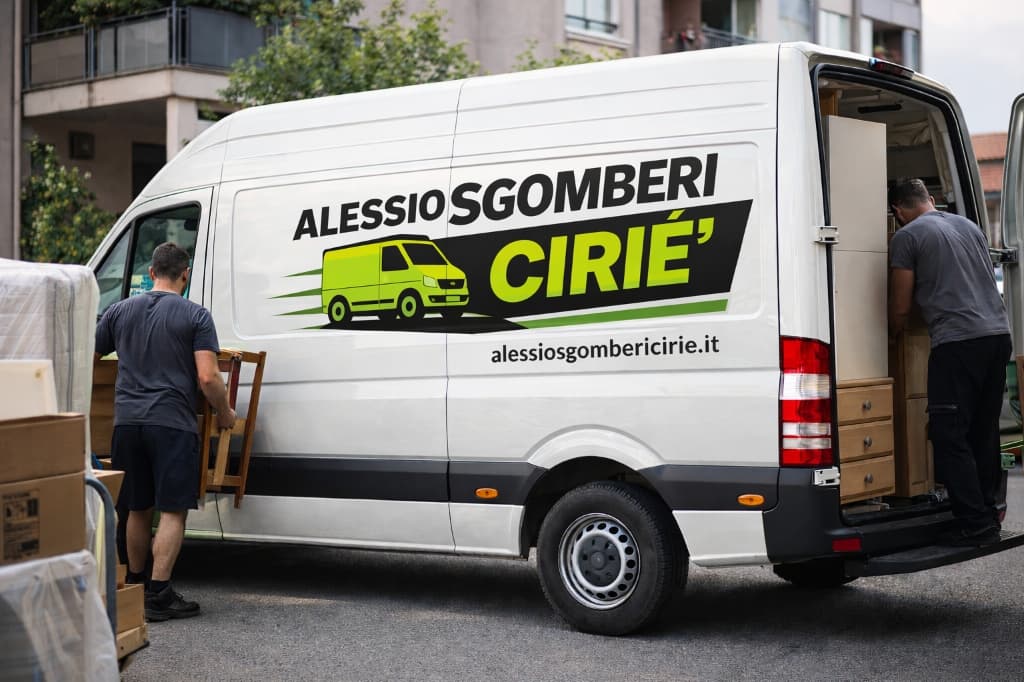 Furgone Alessio Sgomberi Cirié al lavoro