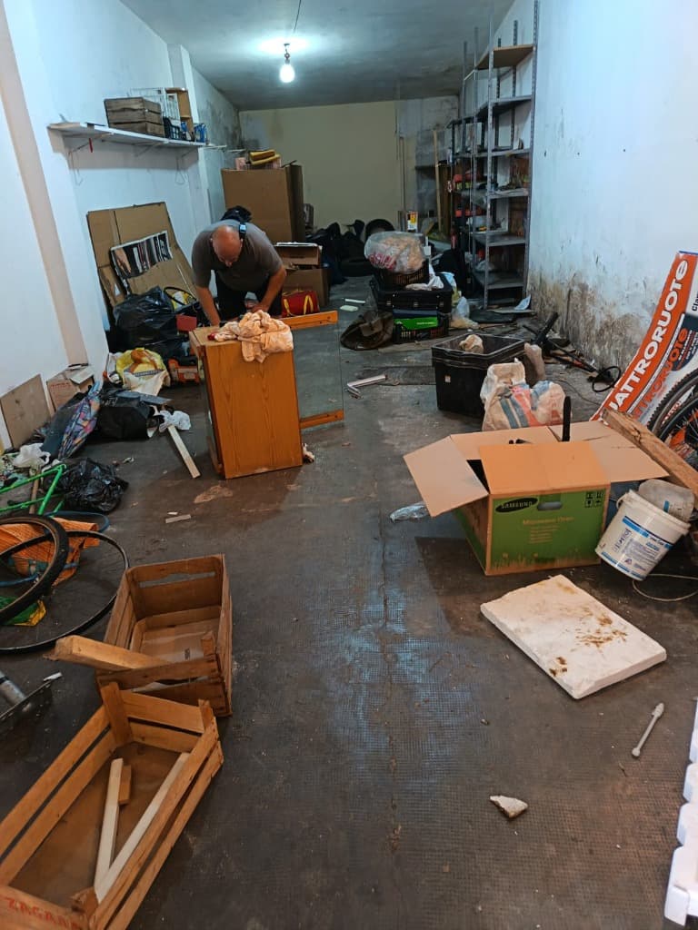 garage pieno prima dello sgombero Cirié