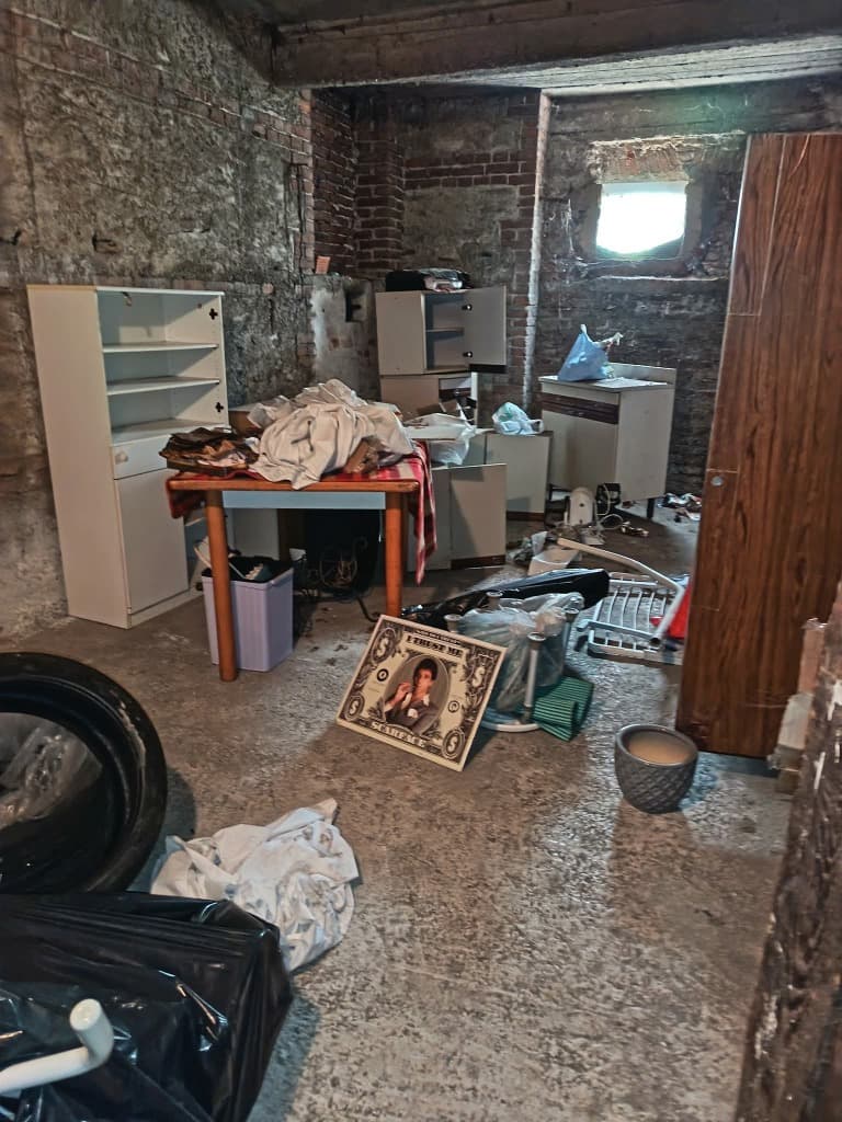 cantina disordinata e piena di mobili vecchi