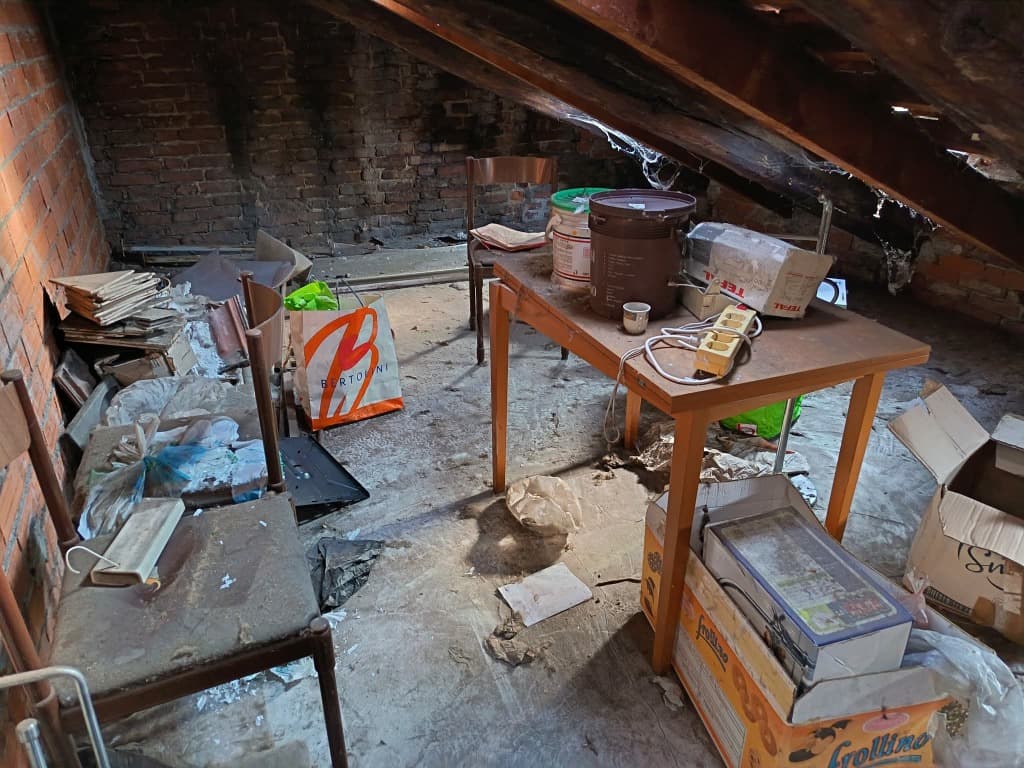 locale pieno prima dello sgombero