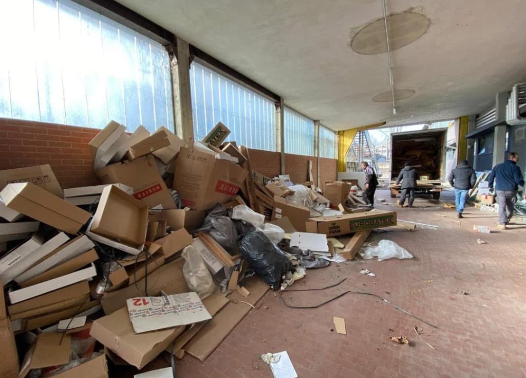 soffitta vecchia illuminata da luce naturale prima