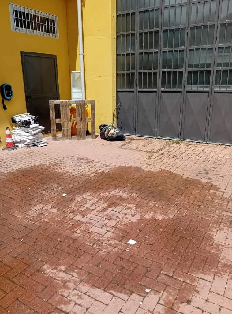 cortile esterno sgomberato e pulito dopo intervento