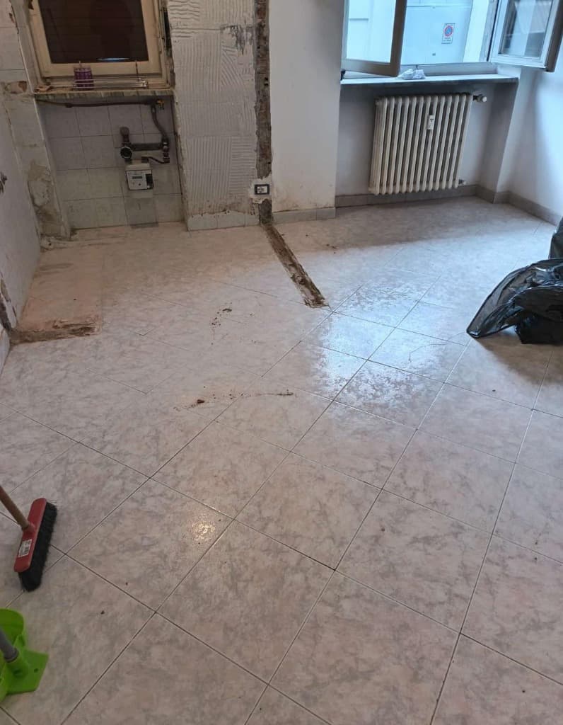pavimento appartamento svuotato dalle macerie e lavato dopo