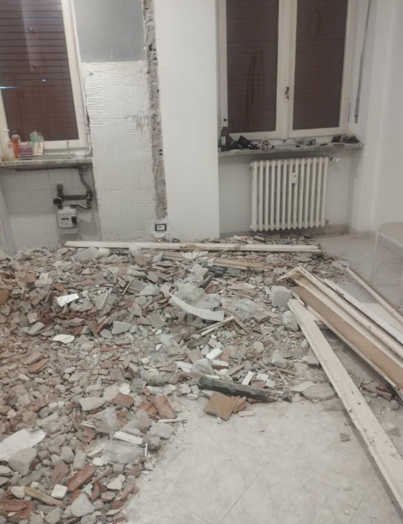 pavimento appartamento pieno di macerie da demolizione prima